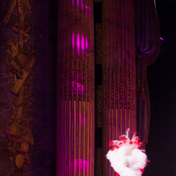 Exclusif - Dany Brillant et Les danseuses du Moulin Rouge - Enregistrement de l'émission "La grande soirée du 31 à Versailles", qui sera diffusée sur France 2. Le 15 décembre 2020 © Tiziano Da Silva - Cyril Moreau / Bestimage