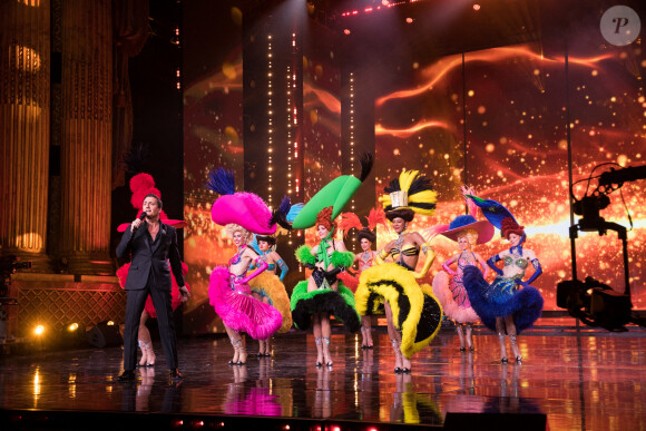 Exclusif - Dany Brillant et Les danseuses du Moulin Rouge - Enregistrement de l'émission "La grande soirée du 31 à Versailles", qui sera diffusée sur France 2. Le 15 décembre 2020 © Tiziano Da Silva - Cyril Moreau / Bestimage