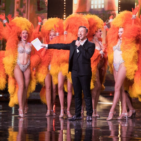 Exclusif - Les danseuses du Moulin Rouge et Stéphane Bern - Enregistrement de l'émission "La grande soirée du 31 à Versailles", qui sera diffusée sur France 2. Le 15 décembre 2020 © Tiziano Da Silva - Cyril Moreau / Bestimage