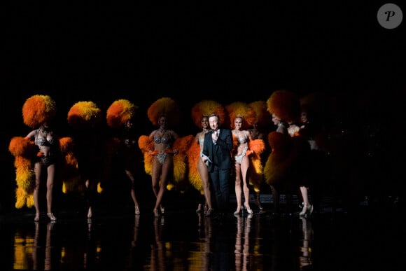 Exclusif - Les danseuses du Moulin Rouge et Stéphane Bern - Enregistrement de l'émission "La grande soirée du 31 à Versailles", qui sera diffusée sur France 2. Le 15 décembre 2020 © Tiziano Da Silva - Cyril Moreau / Bestimage