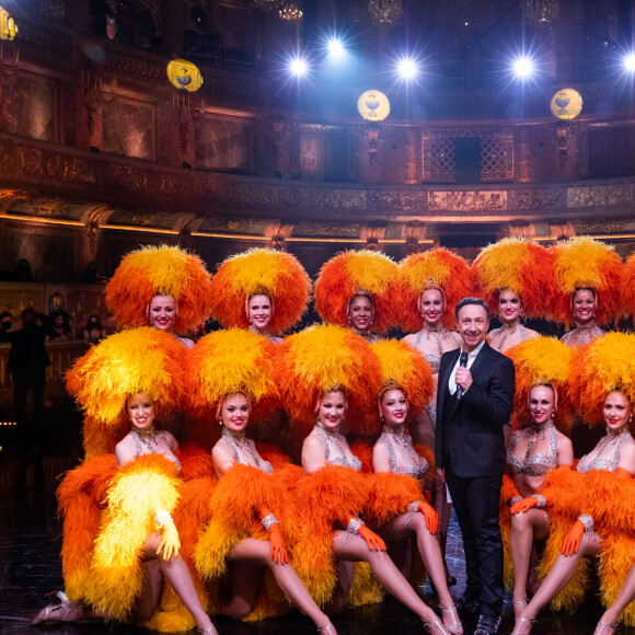 Exclusif - Stéphane Bern et les danseuses du Moulin Rouge - Enregistrement de l'émission "La grande soirée du 31 à Versailles", qui sera diffusée sur France 2. Le 15 décembre 2020 © Tiziano Da Silva - Cyril Moreau / Bestimage