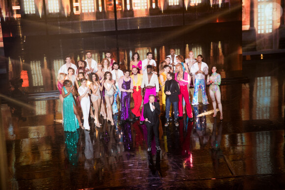 Exclusif - Stéphane Bern, Kamel Ouali et la troupe des danseurs du Paradis Latin - Enregistrement de l'émission "La grande soirée du 31 à Versailles", qui sera diffusée sur France 2. Le 14 décembre 2020 © Tiziano Da Silva - Cyril Moreau / Bestimage