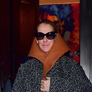 Céline Dion porte un manteau surdimensionné JW Anderson à New York City, New York, Etats-Unis, le 6 mars 2020. 