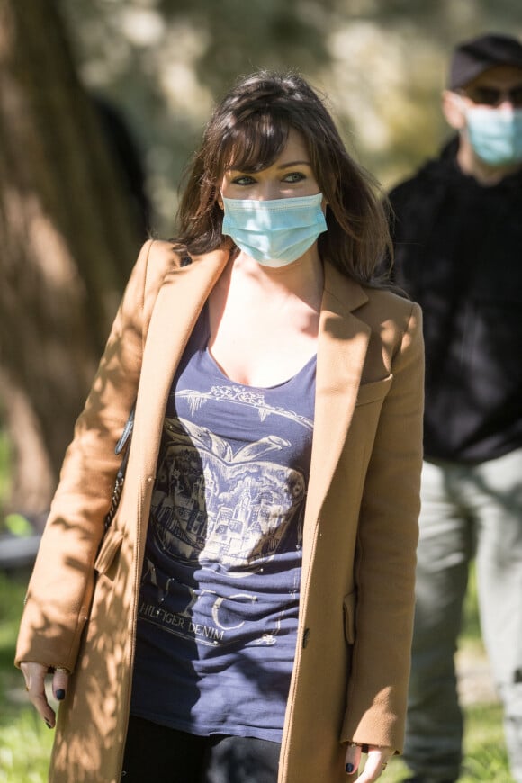 Exclusif - Elsa Esnoult - Reprise du tournage de la série "Les Mystères de l'amour" à Cergy-Pontoise (Val d'Oise) après 2 mois d'arrêt dû au confinement en pleine épidémie de Coronavirus Covid-19 le 14 mai 2020.