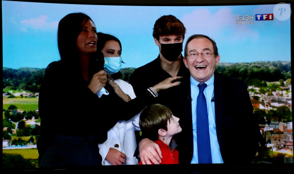 Sa famille, sa femme Nathalie Marquay, leur fils Tom Pernaut, Lou Pernaut et son petit Fils Léo - Dernier JT de Jean-Pierre Pernaut sur TF1 aprés 33 ans de présentation. Paris, le 18 Décembre 2020. © Dominique Jacovides / Bestimage