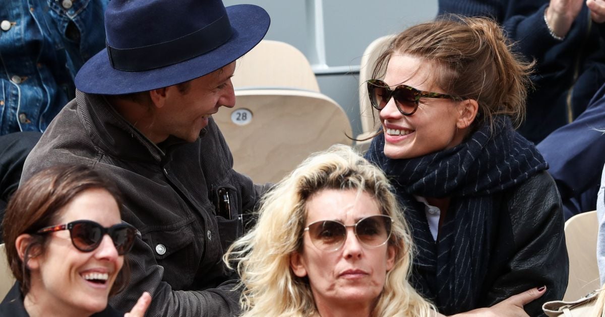 Qui Est La Mère Du Chanteur Raphaël Raphaël et sa compagne Mélanie Thierry - Célébrités dans les tribunes