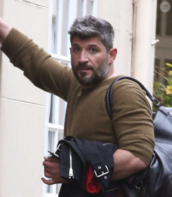 Exclusif - Fadi Fawaz (ex-compagnon de George Michael) rentre chez lui avec une valise à Londres le 16 novembre 2018.