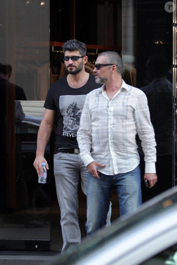 GEORGE MICHAEL ET SON PETIT AMI FADI FAWAZ A PARIS DEJEUNENT EN TERRASSE DU BERKELEY A PARIS PUIS VONT FAIRE DU SHOPPING CHEZ DOLCE & GABBANA LE 23 MARS 2012 