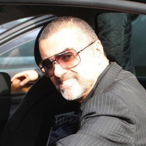 George Michael quitte son domicile avec son petit ami Fadi Fawaz à Londres, le 14 mars 2012. 