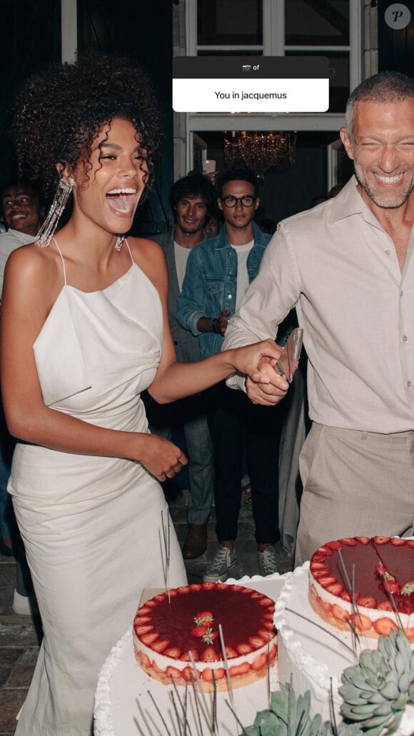 Tina Kunakey a publié une nouvelle photo de son mariage avec Vincent Cassel célébré en 2018 près de Biarritz. Elle est habillée d'une robe Jacquemus. Photo publiée le 27 décembre 2020 dans sa story Instagram.