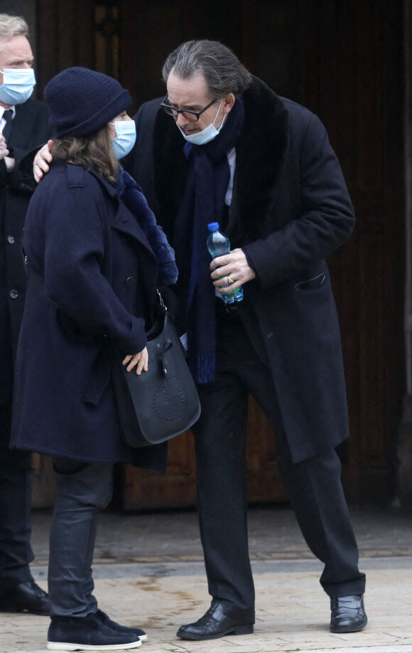 Anne Goscinny et son fils Simon assistent aux obsèques du pianiste, jazzman, compositeur et chef d'orchestre Claude Bolling en l'église Saint-Louis de Garches, le 6 janvier 2021.