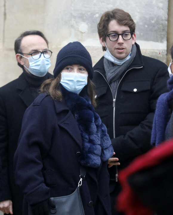 Anne Goscinny et son fils Simon assistent aux obsèques du pianiste, jazzman, compositeur et chef d'orchestre Claude Bolling en l'église Saint-Louis de Garches, le 6 janvier 2021.