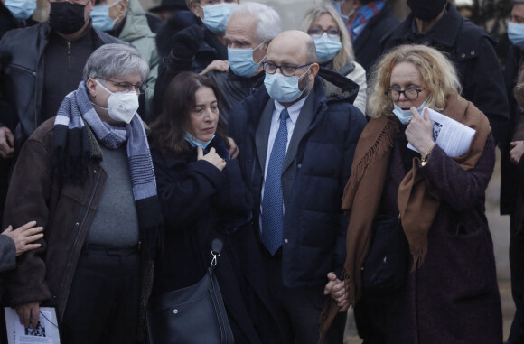 Anne Goscinny entourée des deux fils de Claude Bolling, David et Alexandre, lors des obsèques du pianiste, jazzman, compositeur et chef d'orchestre Claude Bolling en l'église Saint-Louis de Garches le 6 janvier 2021.