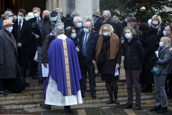 Anne Goscinny entourée des deux fils de Claude Bolling, David et Alexandre, lors des obsèques du pianiste, jazzman, compositeur et chef d'orchestre Claude Bolling en l'église Saint-Louis de Garches le 6 janvier 2021.