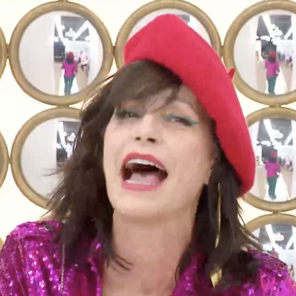 La chanteuse Lio crée la surprise en s'affichant seins nus dans "Les Reines du shopping" face à Cristina Cordula.