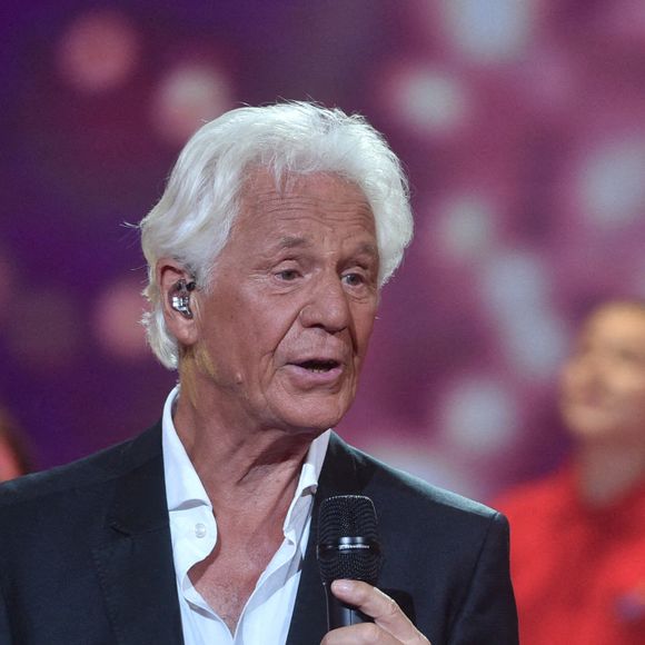 Exclusif - Gérard Lenorman et Erza Muqoli - Enregistrement de l'émission "300 Choeurs chantent Les plus beaux duos" à Paris, qui sera diffusée le 8 janvier 2021 sur France 3. © Tiziano Da Silva / Bestimage
