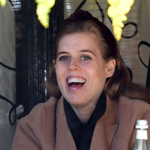 La princesse Beatrice d'York dîne au restaurant Scott à Londres le 4 mai 2021  The British Royal Princess Beatrice is spotted dining at Scott's Restaurant in Mayfair. Beatrice seemed to be having a lunch meeting and looked happy and relaxed for the occasion as she wore her long beige coat to keep away from the chill as she dined al fresco style. 