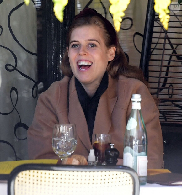 La princesse Beatrice d'York dîne au restaurant Scott à Londres le 4 mai 2021  The British Royal Princess Beatrice is spotted dining at Scott's Restaurant in Mayfair. Beatrice seemed to be having a lunch meeting and looked happy and relaxed for the occasion as she wore her long beige coat to keep away from the chill as she dined al fresco style. 