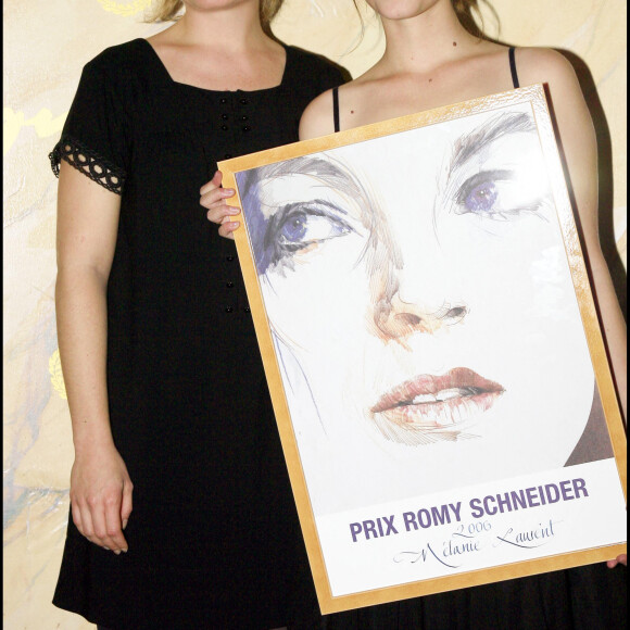 Sarah Biasini et Mélanie Laurent - Remise du Prix Jean Gabin et Prix Romy Schneider 2005 au Fouquet's à Paris.