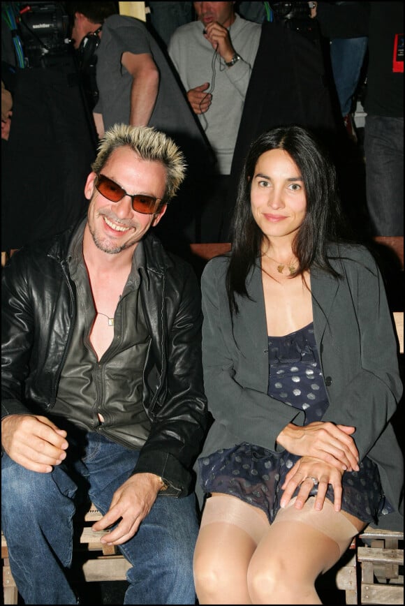 Florent Pagny et sa compagne Azucena Caamaño à la Fashion Week de Paris en 2005.