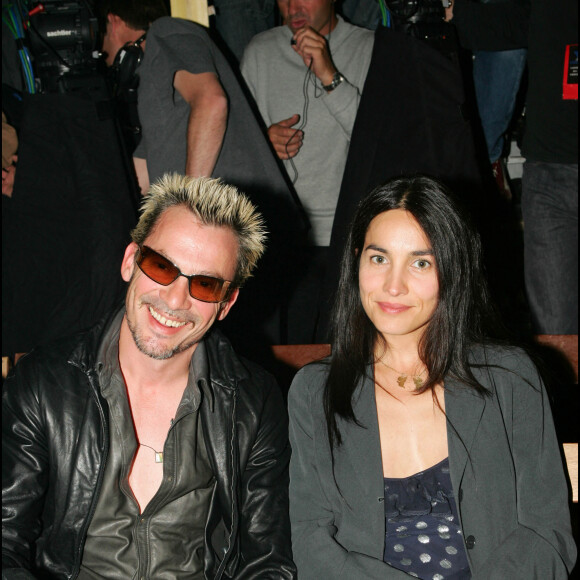 Florent Pagny et sa compagne Azucena Caamaño à la Fashion Week de Paris en 2005.