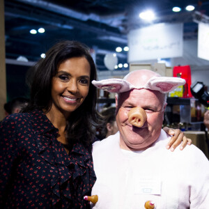 Karine Le Marchand (marraine de la CNDP (Commission nationale du débat public) et animatrice de lémission "L'amour est dans le pré") et Noël Jamet, quintuple champion du monde d'imitation du cri de cochon au 57ème salon International de l'Agriculture au parc des expositions de la porte de Versailles à Paris, France, le 23 février 2020. © Jean-Baptiste Autissier/Panoramic/Bestimage