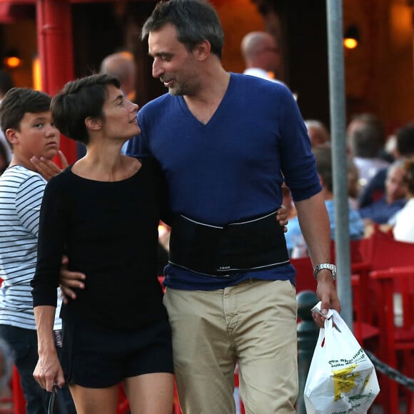 Alessandra Sublet et son mari Clément Miserez, très amoureux, en balade sur le port de Saint-Tropez, le 10 juillet 2015.