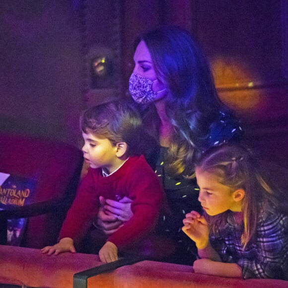 Catherine (Kate) Middleton, duchesse de Cambridge, avec ses enfants, la princesse Charlotte et le prince Louis ont assisté à un spectacle donné en l'honneur des personnes qui ont été mobilisées pendant la pandémie au Palladium à Londres, Royaume Uni, le 11 décembre 2020.