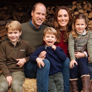 Portrait de famille du prince William, Kate Middleton et leurs trois enfants, George, Charlotte et Louis, pour leur carte de voeux 2021.