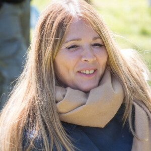 Exclusif - Hélène Rolles - Reprise du tournage de la série "Les Mystères de l'amour" à Cergy-Pontoise (Val d'Oise) après 2 mois d'arrêt dû au confinement en pleine épidémie de Coronavirus Covid-19 le 14 mai 2020.