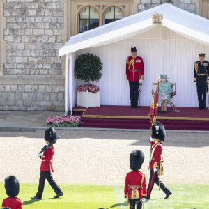 La reine Elisabeth II d'Angleterre lors d'une cérémonie militaire, Trooping The Color, célébrant son anniversaire au château de Windsor. Pour la première fois depuis 1955, la cérémonie ne déroule pas dans sa forme traditionnelle, dûe à l'épidémie de Coronavirus (COVID-19) et au confinement lié à cette situation. Londres, le 13 juin 2020