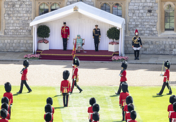 La reine Elisabeth II d'Angleterre lors d'une cérémonie militaire, Trooping The Color, célébrant son anniversaire au château de Windsor. Pour la première fois depuis 1955, la cérémonie ne déroule pas dans sa forme traditionnelle, dûe à l'épidémie de Coronavirus (COVID-19) et au confinement lié à cette situation. Londres, le 13 juin 2020