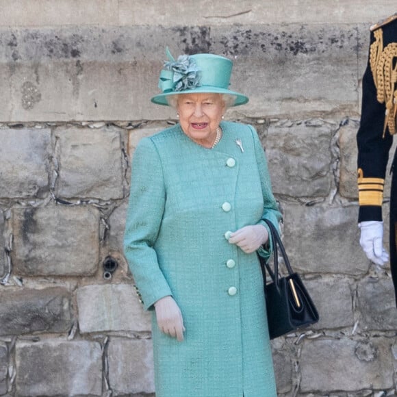 La reine Elisabeth II d'Angleterre lors d'une cérémonie militaire, Trooping The Color, célébrant son anniversaire au château de Windsor. Pour la première fois depuis 1955, la cérémonie ne déroule pas dans sa forme traditionnelle, dûe à l'épidémie de Coronavirus (COVID-19) et au confinement lié à cette situation. Londres, le 13 juin 2020