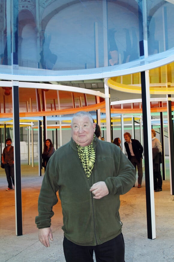 Claude Lévêque au vernissage de l'exposition de Daniel Buren pour Monumenta au Grand Palais, à Paris