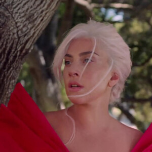 Lady Gaga apparaît dans la publicité VOCE VIVA, le nouveau parfum de Valentino Beauty.