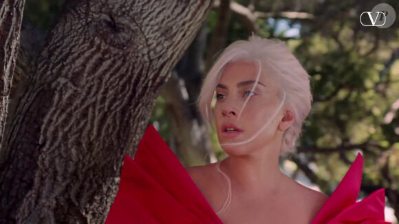 Lady Gaga apparaît dans la publicité VOCE VIVA, le nouveau parfum de Valentino Beauty.