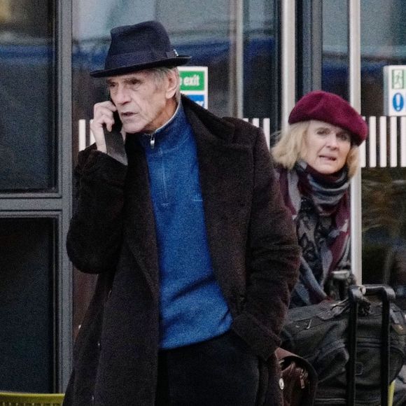 Exclusif - Jeremy Irons et sa femme Sinead Cusack arrivent à Londres en Eurostar. Le 1er mars 2020.