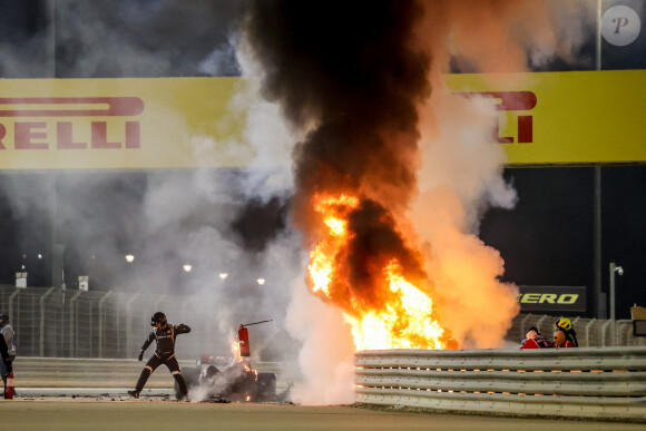 Romain Grosjean se crashe sur le grand prix de Barhein 2020 le 29 novembre 2020. 