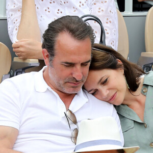 Jean Dujardin et sa femme Nathalie Péchalat - People dans les tribunes lors de la finale messieurs des internationaux de France de tennis de Roland Garros 2019 à Paris le 9 juin 2019. © Jacovides-Moreau/Bestimage 