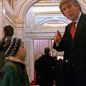 Capture d'écran tirée du fim "Maman j'ai encore raté l'avion" avec Donald Trump - avant qu'il ne soit président - et Macaulay Culkin.