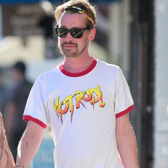 Exclusif - Macaulay Culkin et sa compagne Brenda Song sont allés faire du shopping dans les rues de Studio City, le 11 juillet 2019.  Exclusive - Germany call for price - Happy couple Brenda Song and Macaulay Culkin go shopping in Studio City on July 11th, 2019. 