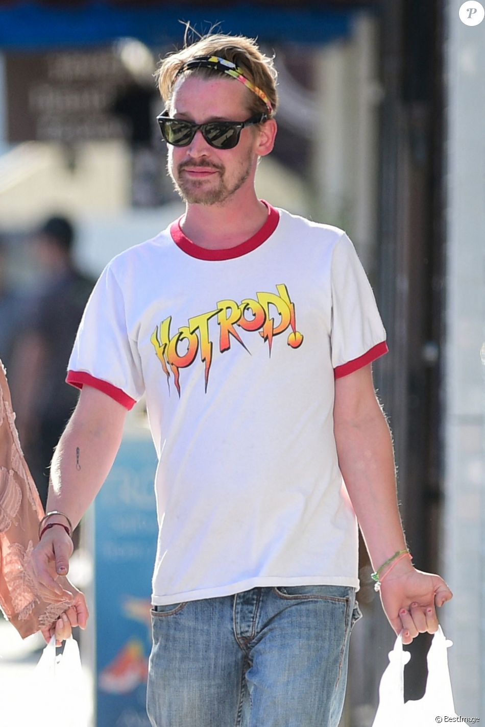 Exclusif - Macaulay Culkin et sa compagne Brenda Song sont allés faire du shopping dans les rues de Studio City, le 11 juillet 2019. Exclusive - Germany call for price - Happy couple Brenda Song and Macaulay Culkin go shopping in Studio City on July 11th, 2019.