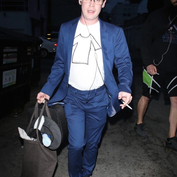 Macaulay Culkin et sa compagne Brenda Song sont bousculés par les fans à la sortie de The Largo Bar à Los Angeles. Macaulay enregistre son émission The Bunny Ears. Le 19 mars 2019.  Macaulay Culkin and his girlfriend Brenda Song are bombarded by fans while leaving The Largo Bar after a live taping of Macaulay's podcast, "The Bunny Ears." 19th march 2019. 