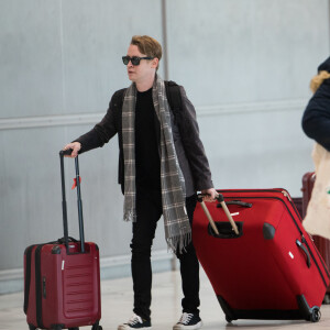 Exclusif - Macaulay Culkin et sa compagne Brenda Song quittent leur appartement parisien pour se rendre à l'aéroport Roissy CDG le 2 janvier 2019  Exclusive - For Germany please call for price - No Web en Suisse / Belgique Macaulay Culkin and Brenda Song leaving their apartment in Paris and go to the Roissy CDG airport on january 2nd 2019 
