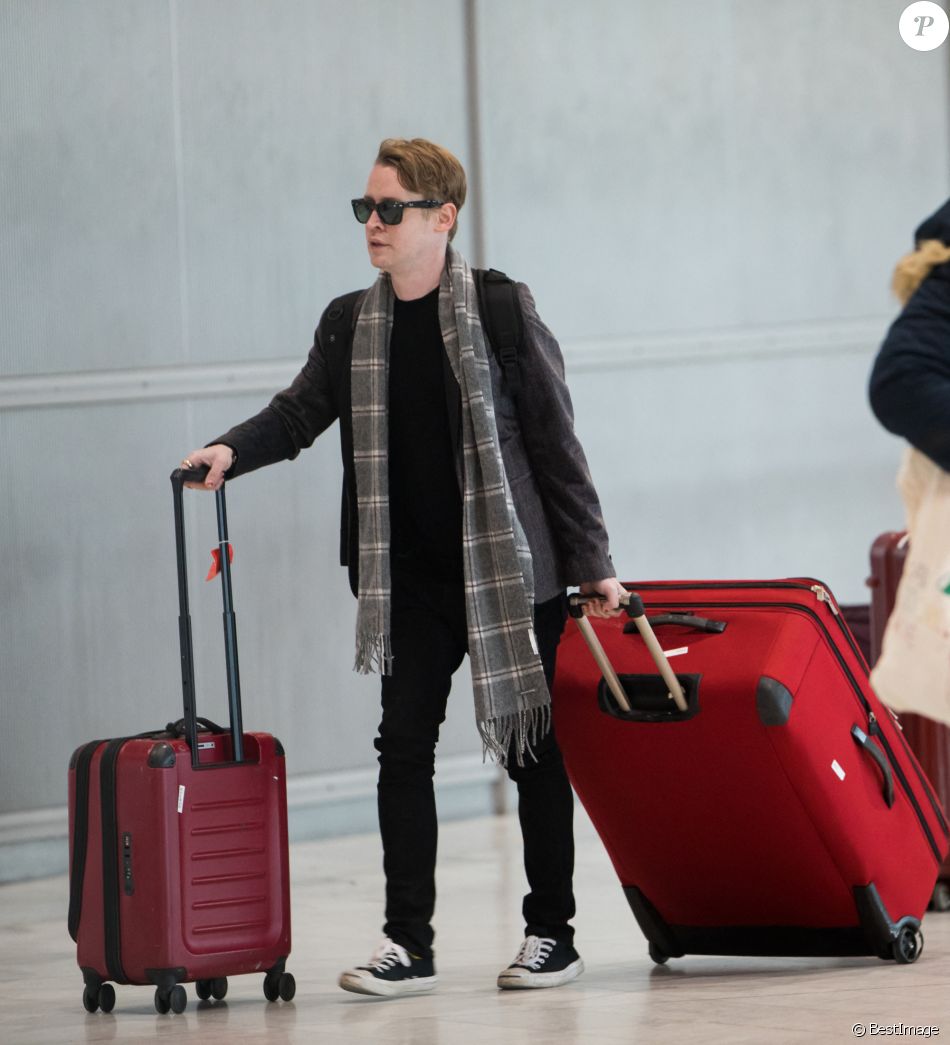 Exclusif - Macaulay Culkin et sa compagne Brenda Song quittent leur appartement parisien pour se rendre à l'aéroport Roissy CDG le 2 janvier 2019 Exclusive - For Germany please call for price - No Web en Suisse / Belgique Macaulay Culkin and Brenda Song leaving their apartment in Paris and go to the Roissy CDG airport on january 2nd 2019