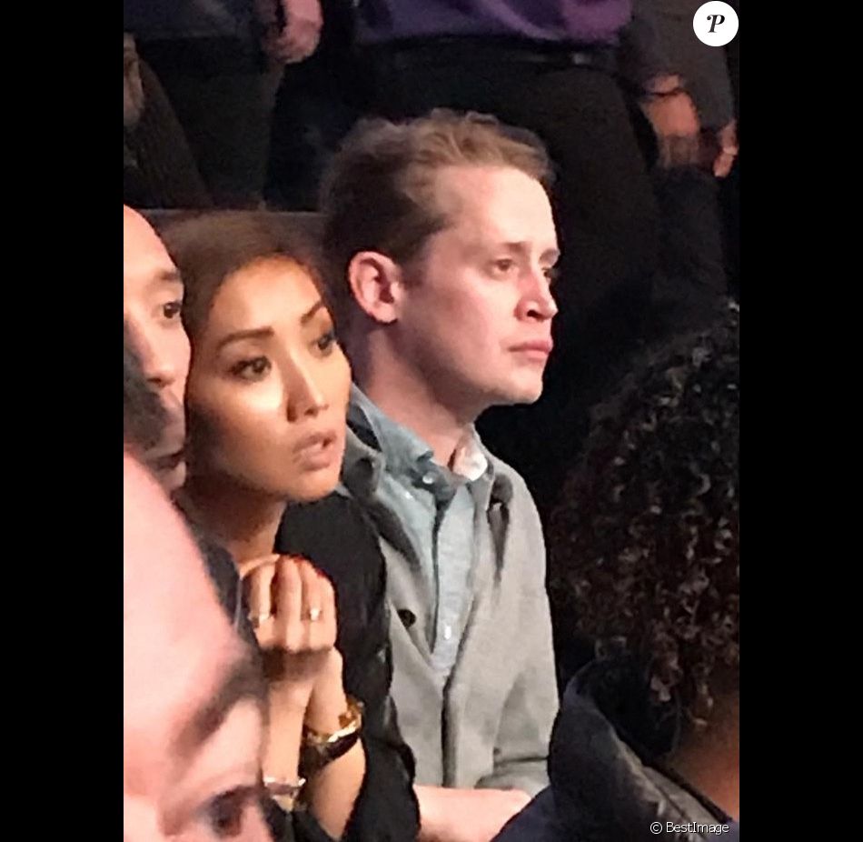 Macaulay Culkin et des amis - Les célébrités assistent au match de boxe World heavyweight Deontay Wilder v Tyson Fury WBC à Los Angeles, le 1er décembre 2018 Celebrities at the Deontay Wilder v Tyson Fury WBC World heavyweight title fight in Los Angeles - 1st december 2018