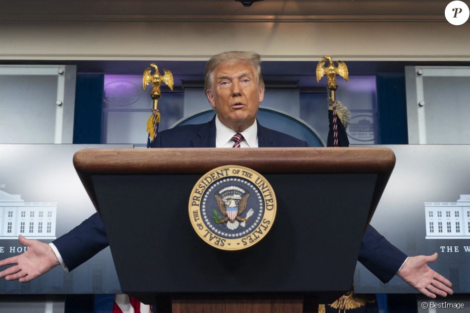 Le président américain Donald Trump donne une conférence de presse à la Maison Blanche à Washington, en présence de l'ancien maire de New York, R. Giuliani.