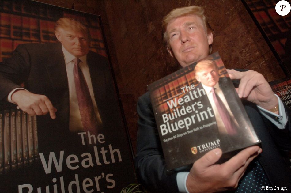 Archives - Donald Trump en conférence de presse pour annoncer la création de l'Université Trump à la Trump Tower. Le 23 mai 2005 Le 7 février 2018, une cour d'appel fédérale américaine a confirmé le remboursement à hauteur de 25 millions de dollars pour plus de 4.000 ex-étudiants plaintifs de cette université.