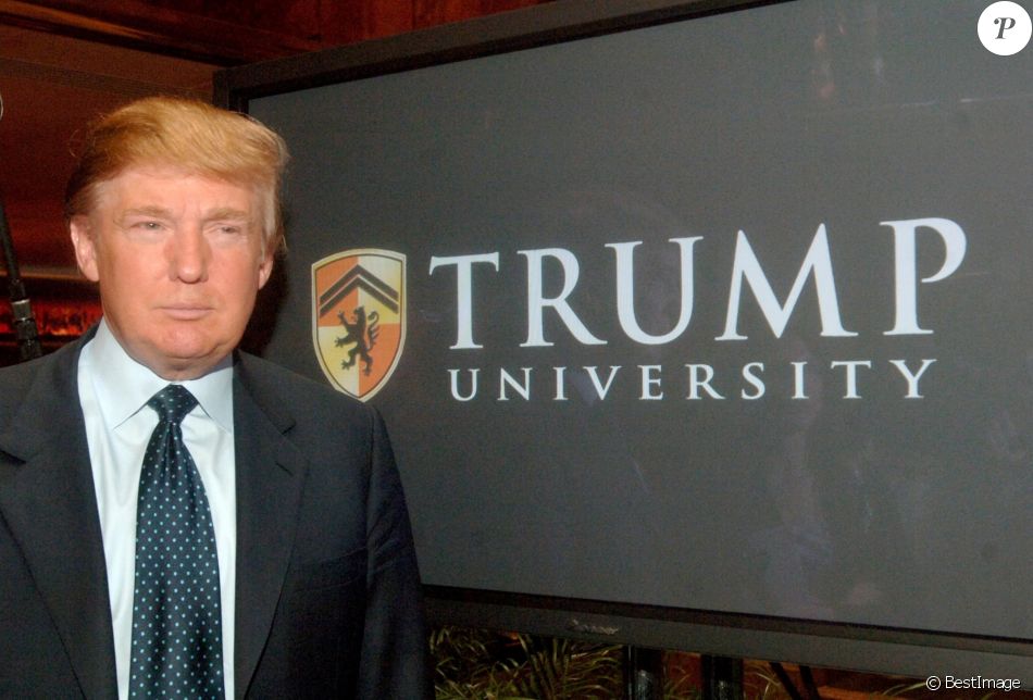 Archives - Donald Trump en conférence de presse pour annoncer la création de l'Université Trump à la Trump Tower. Le 23 mai 2005 Le 7 février 2018, une cour d'appel fédérale américaine a confirmé le remboursement à hauteur de 25 millions de dollars pour plus de 4.000 ex-étudiants plaintifs de cette université.