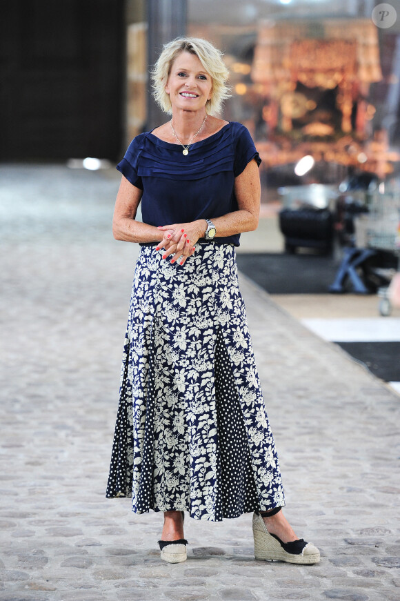 Exclusif - Sophie Davant - Backstage de l'enregistrement de l'émission prime "Affaire conclue" dans les écuries du château de Chantilly, présentée par S.Davant et qui sera diffusée sur France 2 le 15 septembre 2020. Le 9 juillet 2020 © Guillaume Gaffiot / Bestimage